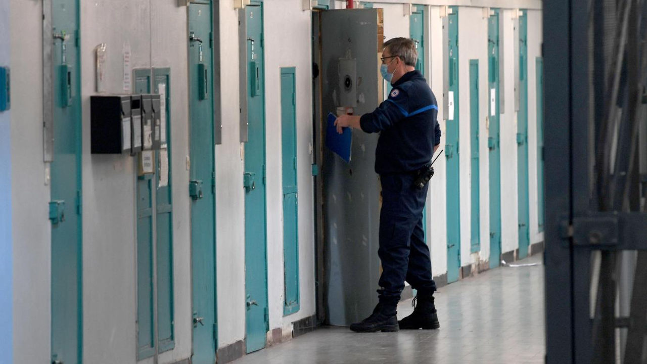 Deținuții din Franța au primit servicii de masaj de Ziua Îndrăgostiților.