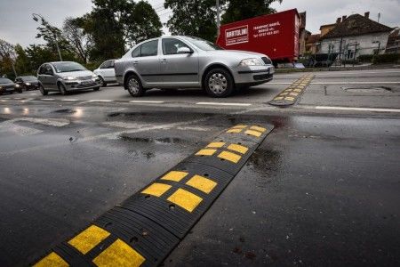 Denivelările artificiale de pe străzile din Chișinău strică mașinile, poluează mediul și îmbolnăvesc locuitorii orașului. 
