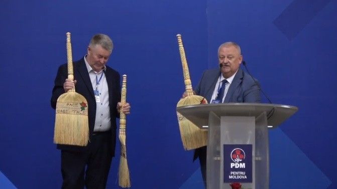 Член ДПМ принес на конгресс несколько веников.