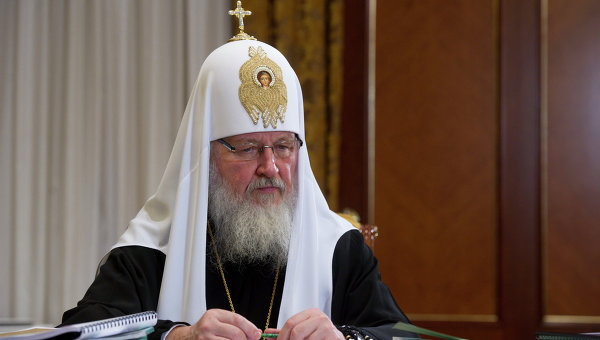 Патриарх отметил, что "вести о событиях на Украине каждый день приносят все новую боль, ибо гибнут и страдают люди".