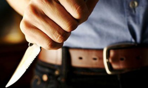 Cuţitul cu care a fost înjunghiat bărbatul a fost găsit înfipt în gâtul victimei.