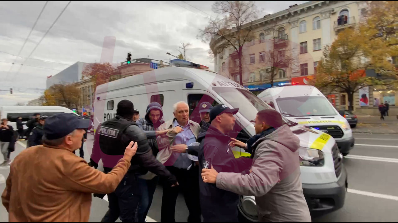 Валерий Клименко задержан во время акции протеста в центре столицы.