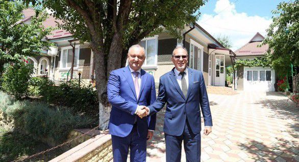 Ambasadorul României la Chișinău se declară onorat de invitația lui Dodon. Foto: Facebook
