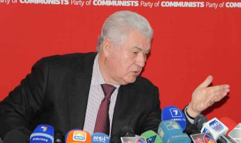El s-a arătat profund că deputaţii au votat această lege, numindu-i trădători.