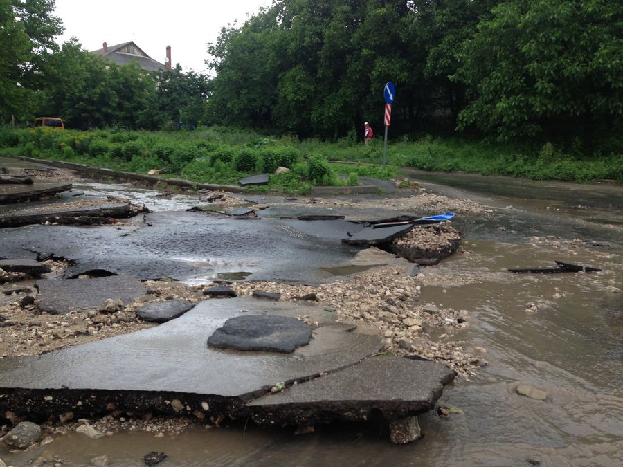 В целом муниципальные службы справились с объемом воды, несмотря на то, что на некоторых улицах ливневая канализация была засорена. Фото: timpul.md