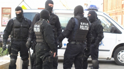 Oamenii legii din România au efectuat 43 de percheziţii pentru a anihila o reţea de contrabandă cu ţigări.