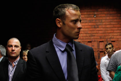 În casa lui Pistorius a fost găsită și o bâtă de cricket murdară de sânge, iar atletul susține că a folosit această bâtă pentru a deschide ușa de la baie după ce și-a dat seama că Reeva Steenkamp nu se afla în pat.