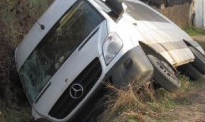 Opt dintre ei ajuns la spital după ce microbuzul s-a răsturnat. Foto: simbol