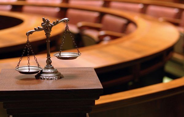 Deputații moldoveni vor să se pricopsească cu licența de avocat fără a susține examenele de admitere în meserie.