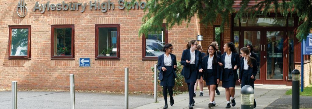 Un român stabilit în Anglia a povestit cum a fost prima zi de şcoală a fetiţei sale. Foto: ahs.bucks.sch.uk