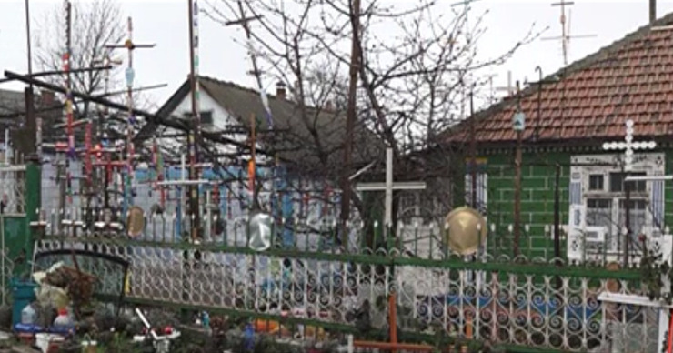 Житель Чореску пугает соседей, заставив двор дома крестами.