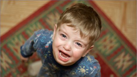Un copil de trei ani, rănit cu toporul de unchiul său. Foto: ourparentcoach.wordpress.com