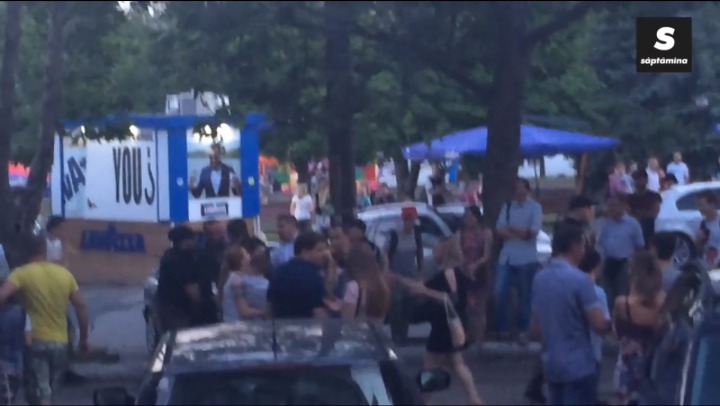 Cei șase părinţi scandalagii, care s-au încăierat cu poliţiştii într-un parc din Chişinău, au fost reținuți pentru 72 de ore. 
