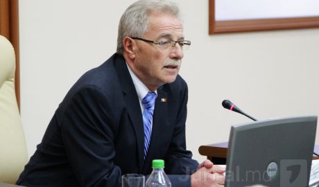 Брега будет временно исполнять обязанности премьер-министра до назначения нового правительства.