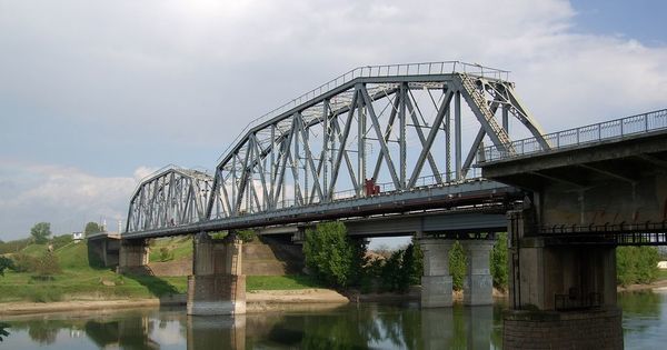 Парень хотел прыгнуть с моста из-за несчастной любви.