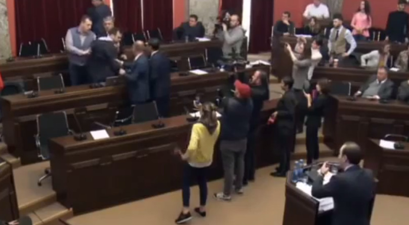 В парламенте Грузии подрались депутаты.