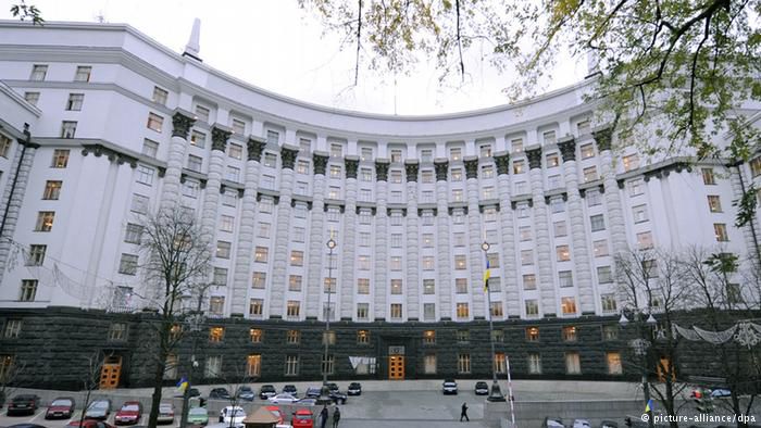 Украина ведет переговоры о реструктуризации долгов с рядом кредиторов, чтобы выполнить требования МВФ.