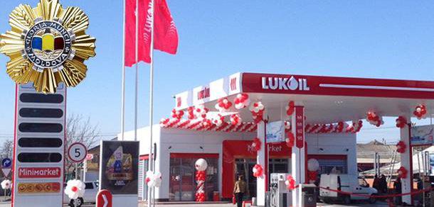 Timofti a distins Compania „Lukoil-Moldova” cu Ordinul „Gloria Muncii”. Foto: deschide.md