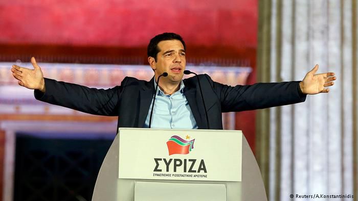 Партия Ципраса лидирует по результатам подсчета половины голосов.