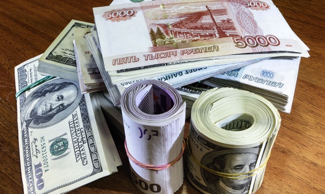 Курс евро упал на 32 копейки до 50,63 рубля.  Фото: news.mail.ru
