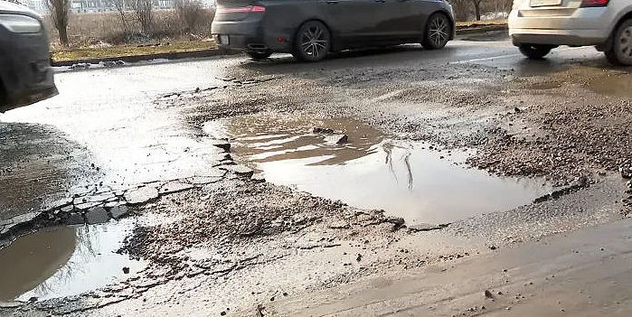 Водители жалуются на глубокие ямы и разрушенный асфальт на дорогах страны.