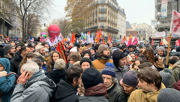 Французы вышли на манифестацию против пенсионной реформы.