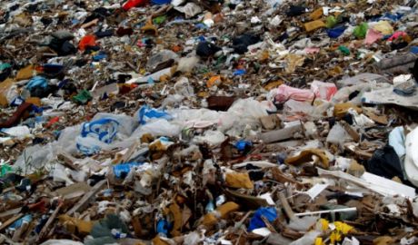 Mormane de deşeuri apar pe străzile din toate sectoarele şi din suburbii. Foto: europafm.ro
