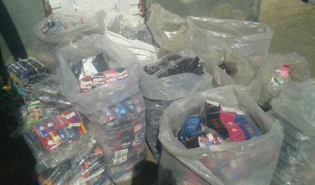 Lot impunător de haine fără acte de însoţire, confiscat la Floreşti. Foto: Foto: jurnal.md