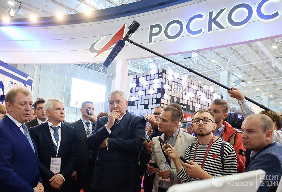 Планировалось, что в ходе диалога робот попросит главу "Роскосмоса" придумать ему имя.