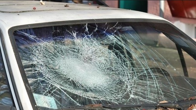 Imediat după impact, şoferul şi-a abandonat automobilul şi s-a făcut nevăzut.