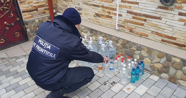 Сотрудники пограничной полиции изъяли более 200 литров алкоголя, производимого и продаваемого незаконно.  
