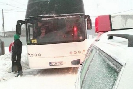 Прибывшие на место полицейские попытались уговорить пассажиров покинуть автобус и перейти в теплое помещение.