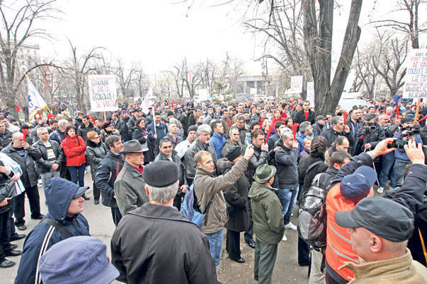 Funcţionarilor de la Ministerul Sănătăţii le-au crescut nasurile de cât de mincinoşi sunt, afirmă persoanele infectate cu HIV.