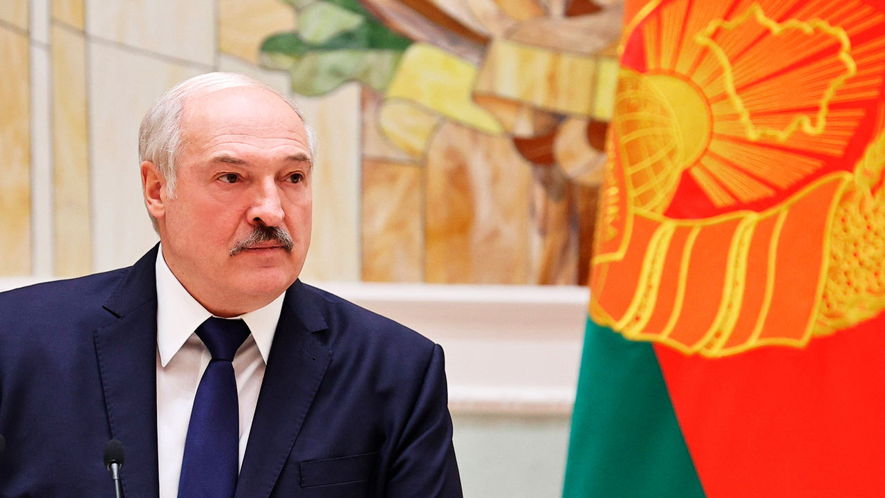 Лукашенко призвал отказаться от смартфонов в пользу кнопочных телефонов.