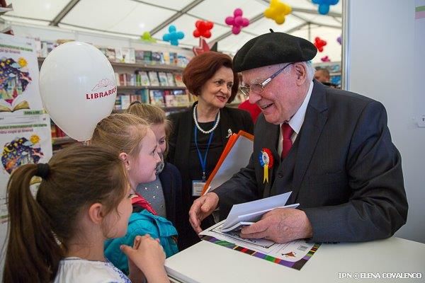 Spiridon Vangheli către copii: Creșteți cât mai repede și salvați națiunea . Foto:ipn.md