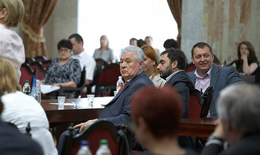 Deputaţii liberal-democraţi şi cei comunişti au pregătit pentru şedinţa de astăzi a Parlamentului proiecte care urmau să schimbe radical situaţia politică în țară.