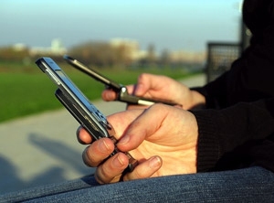 Regretabil este însă faptul că cetăţenii oferă singuri banii acestor profitori