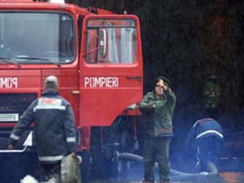 O autospecială cu pompieri a sosit la Guvern pentru a stinge flăcările.