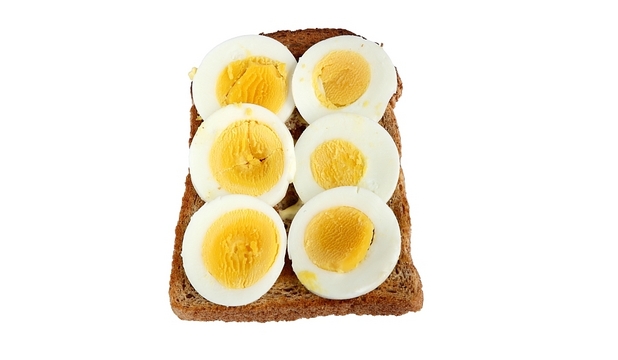 Din acest motiv, dr. Spence este de părere că cei care au un risc cardiovascular crescut ar trebui să scoată gălbenuşurile din dietă.