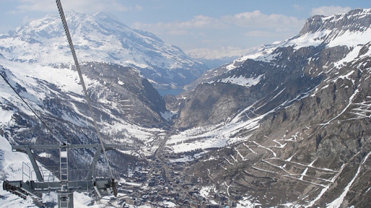 Val D’Isere, Franța Stațiunea oferă un domeniu schiabil de 300 de kilometri, cu 131 de pârtii, întinse pe un teren cu relief divers, propice pentru toate sporturile de iarnă. 