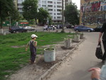 Мусорные урны стали вазонами.