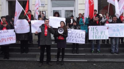 Socialiştii au scandat lozinci de genul: „Jos tarifele liberale”, „Opriţi creşterea preţurilor”, „Ajunge să furaţi”.