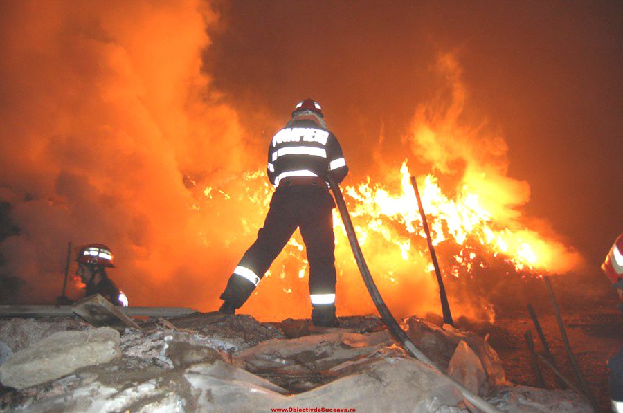 Flăcările au afectat acoperişul şi bunurile materiale din două odăi ale locuinţei, restul apartamentelor fiind salvate.