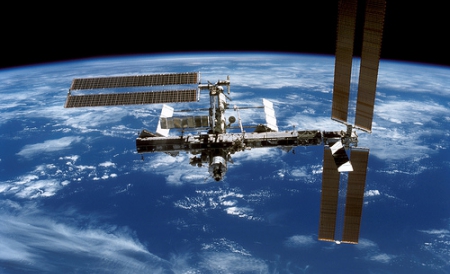 Iar astronauţii au intrat imediat în atmosfera de petrecere. Au trecut însă imediat la treabă şi au reparat defecţiunea.