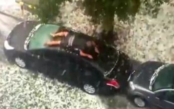  La un moment dat, o altă persoană vine cu o pătura pentru a acoperi maşina, însă operaţiunea nu îi reuşeşte şi renunţă la scurt timp.