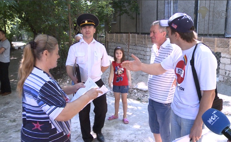 Cîțiva locatari ai blocului de locuit susținuți de activiști se împotrivesc construcției unei anexe la primul etaj. 