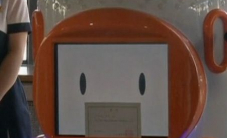 Robotul cântăreşte 200 de kilograme şi întâmpină turiştii, afişând un zâmbet de bun venit.