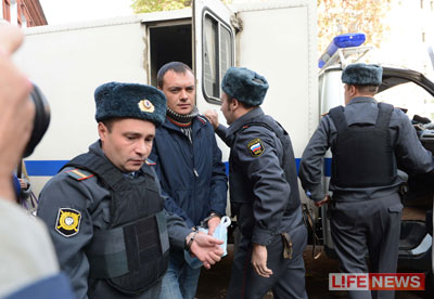 Очевидцы ДТП на юго-западе Москвы опознали 31-летнего Алексея Русакова как водителя автомобиля, протаранившего такси.