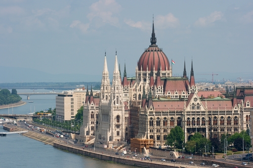 Autorii proiectului speră că un asemenea privilegiu va fi atractiv pentru cetăţenii ţărilor cu economie în dezvoltare, în primul rînd China.