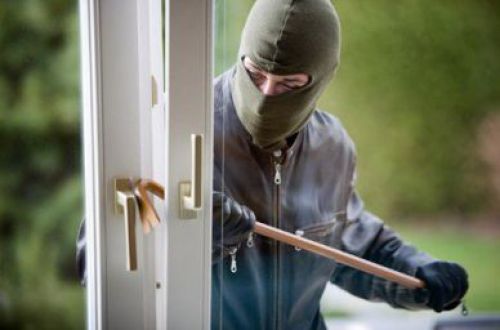 Poliţiştii au fost alertaţi de un trecător, care a observat acţiunile celor doi.
